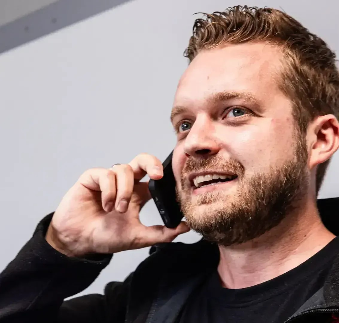 Freundlicher Mitarbeiter der Roten Löwen berät Kunden telefonisch zu Heizung und Service