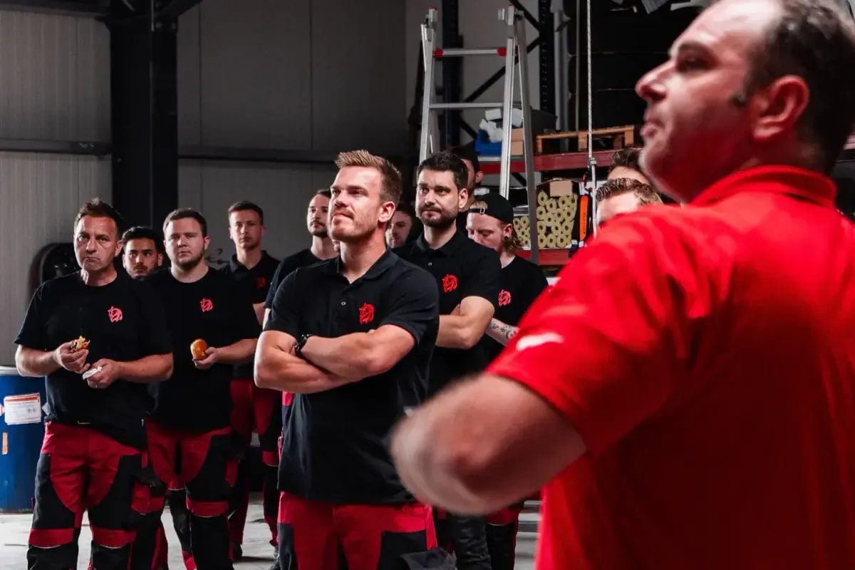 Team der Roten Löwen Braunschweig bei einer Heizungsschulung in der Werkstatt